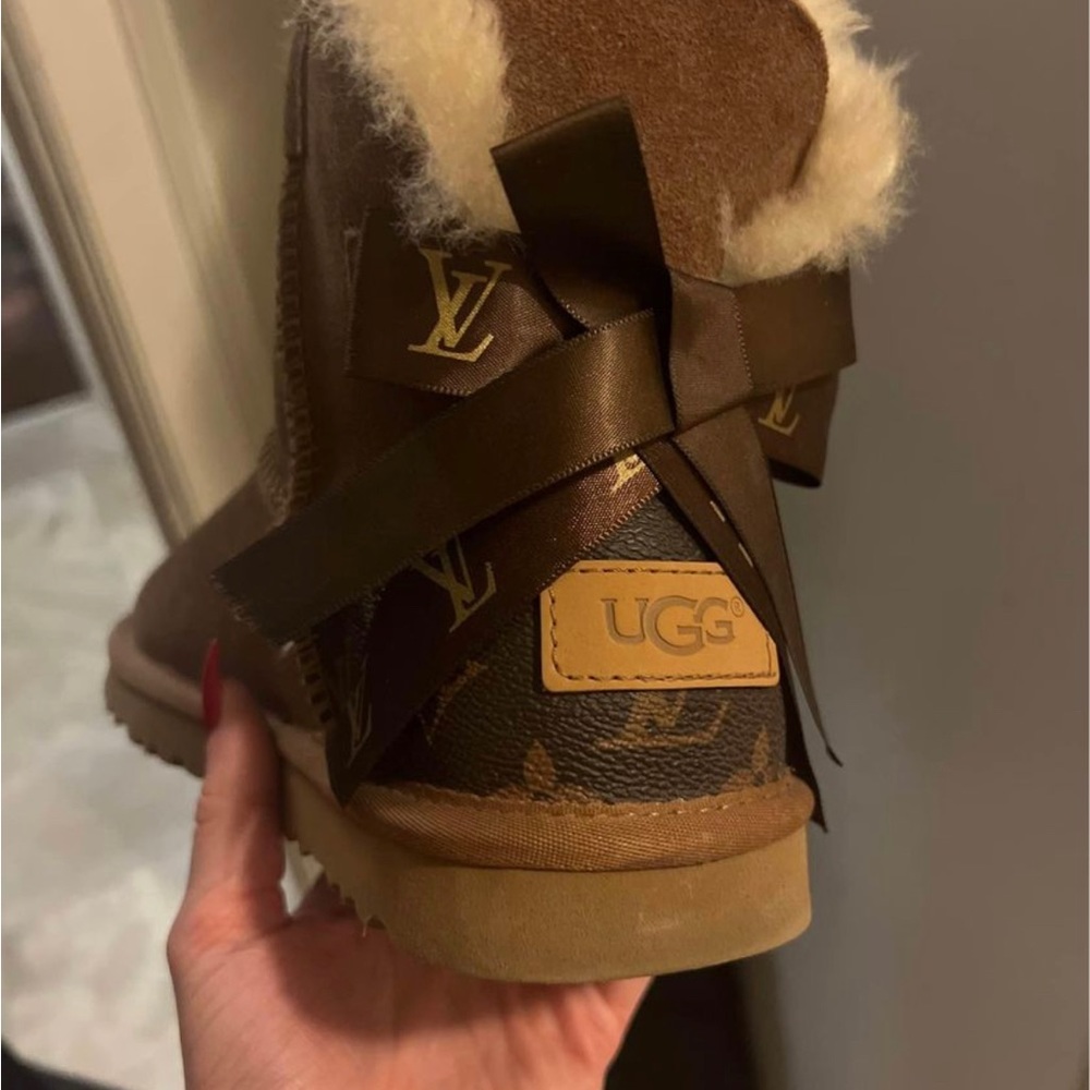 Ugg - Picture 5 of 8
